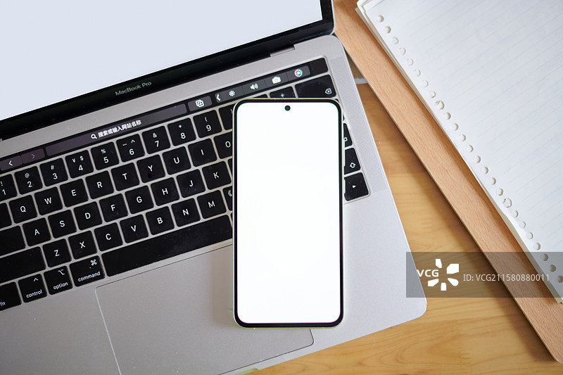 桌上笔记本电脑和手机的高角度视图图片素材
