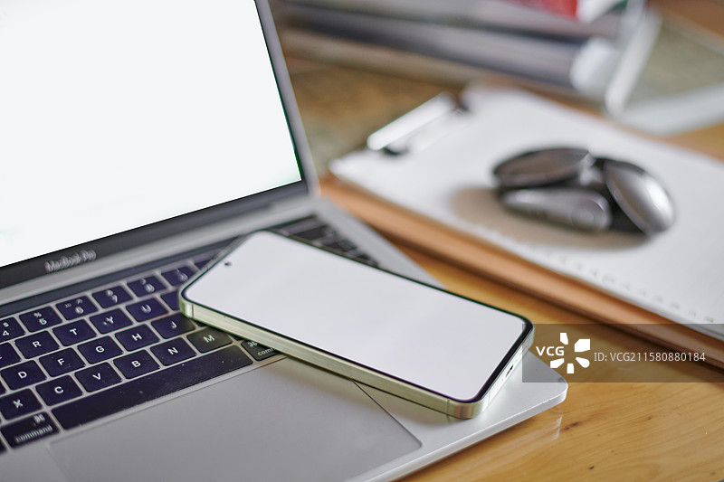 桌上笔记本电脑和手机的特写镜头图片素材