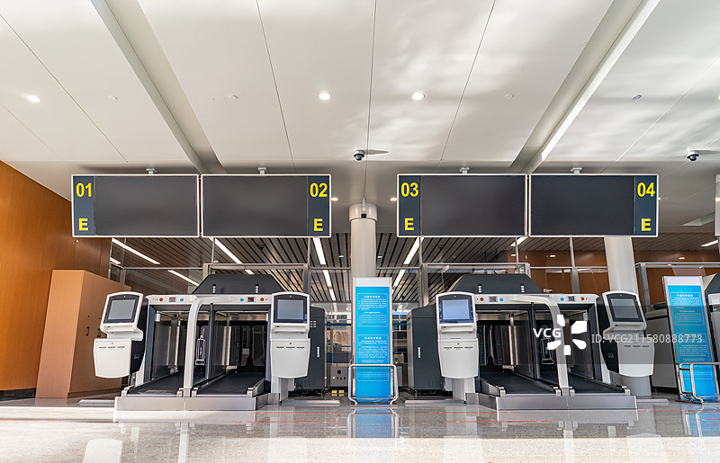 中国国际港澳台出发机场值机登机大厅票务安检区托运行李传送带入口和航班动态大屏幕，室内无人图像摄影图片素材