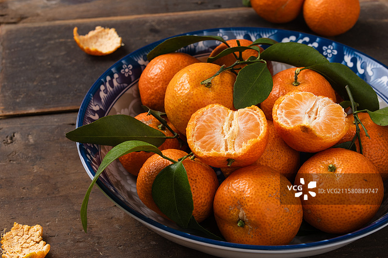 木桌面上的砂糖桔图片素材