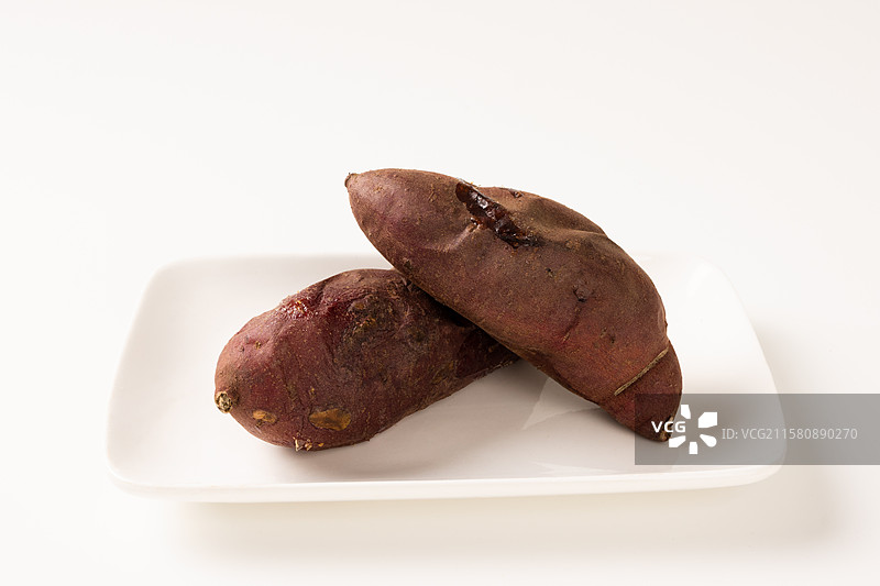 白色背景中的烤地瓜图片素材