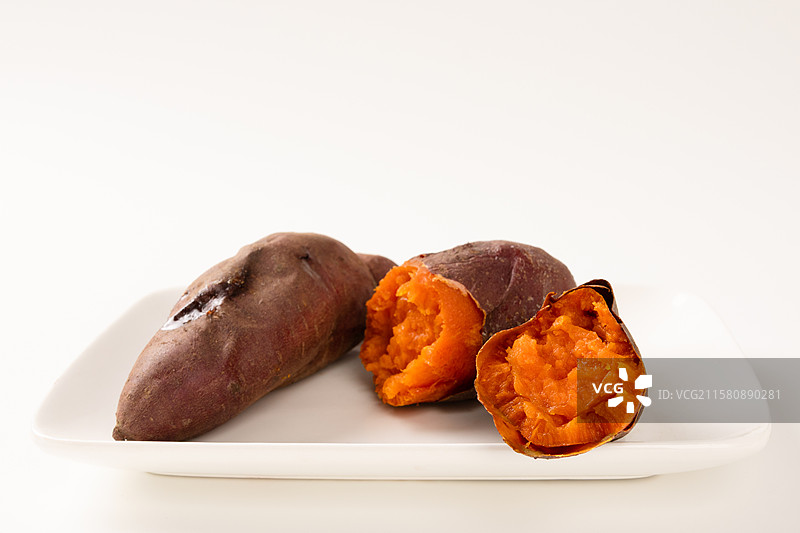 白色背景中的烤地瓜图片素材