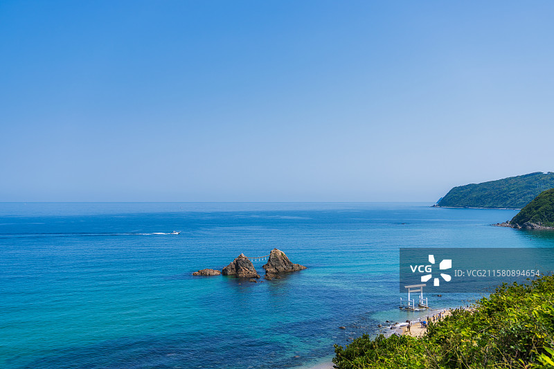 日本福冈县Fukuoka，丝岛市，志摩樱井二见浦，夫妻岩，海中大鸟居，樱井神社白色鸟居，日本海滩百选图片素材