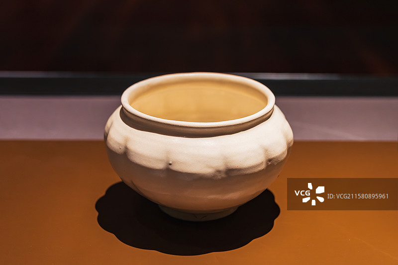 韩国首尔特别市，龙山区，国立中央博物馆，中世·近世馆，高丽室，十二朵花形白瓷花瓶，宋代罐，高丽王朝图片素材