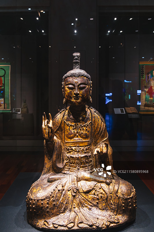 韩国首尔特别市，龙山区，国立中央博物馆，中世·近世馆，高丽2室，鎏金铜菩萨坐像，高丽王朝青铜铸造镀金图片素材