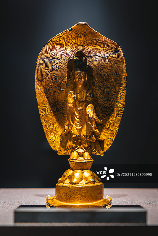 首尔特别市，国立中央博物馆，史前·古代馆，高句丽室，延嘉七年铭金铜如来立像，韩国最古老的纪年铭金铜佛图片素材