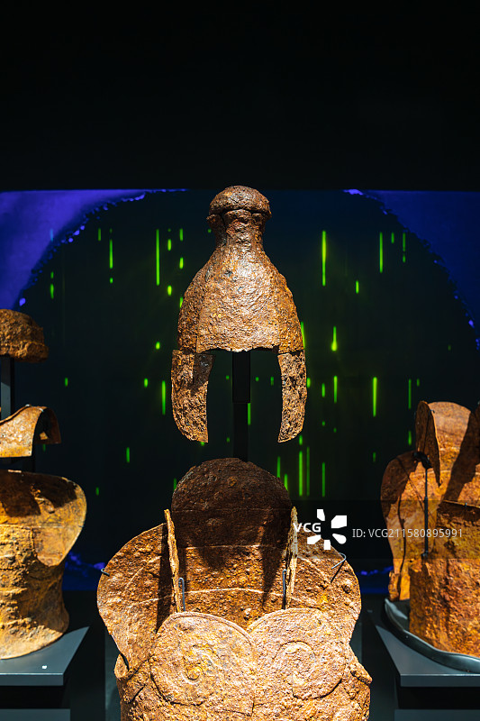 韩国首尔特别市，龙山区，国立中央博物馆，史前·古代馆，伽倻室，头盔和铠甲，出土于高灵池山洞32号墓图片素材