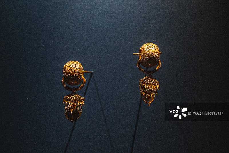 韩国首尔特别市，龙山区，国立中央博物馆，史前·古代馆，新罗室，金制太环耳饰，庆州普门洞合葬墓出土图片素材