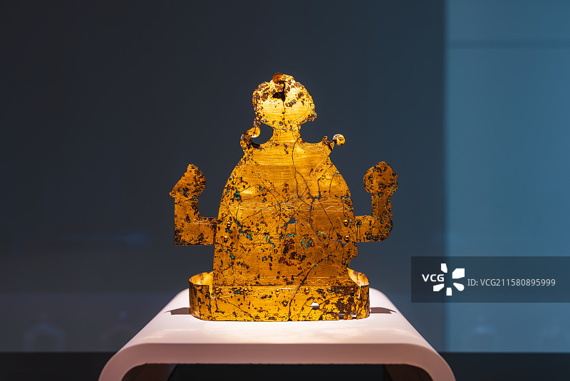 韩国首尔特别市，龙山区，国立中央博物馆，史前·古代馆，伽倻室，金铜冠，金冠，出土于高灵池山洞32号墓图片素材