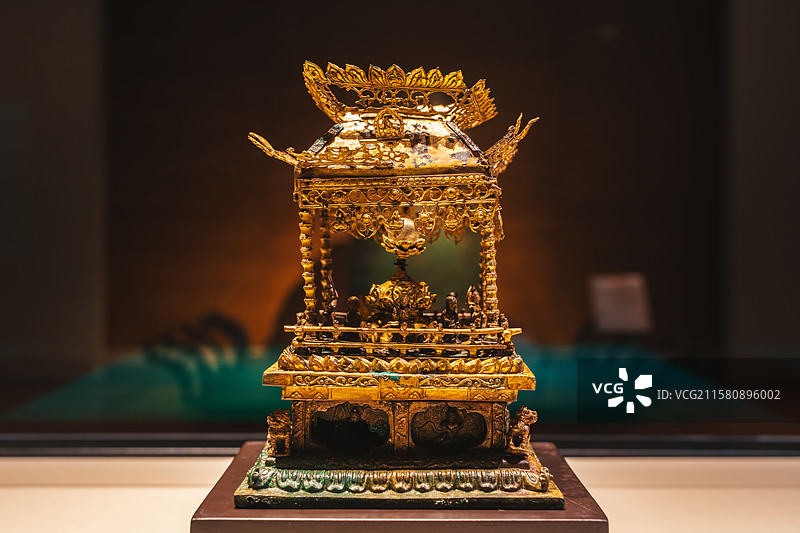 韩国首尔特别市，龙山区，国立中央博物馆，雕塑工艺馆，金属工艺室，感恩寺遗址东三层石塔舍利具，统一新罗图片素材