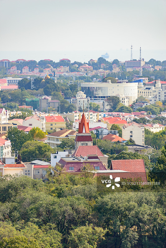 河北秦皇岛北戴河联峰山公园俯视渤海海岸线城市建筑图片素材