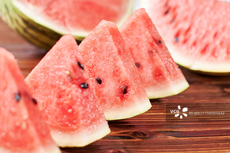 切开的夏日新鲜西瓜特写图片素材