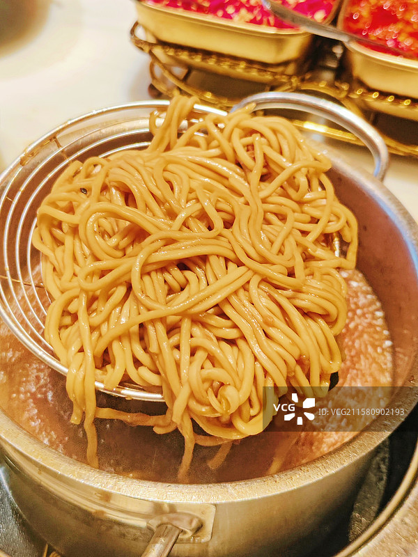 潮汕卤水火锅中的卤面图片素材