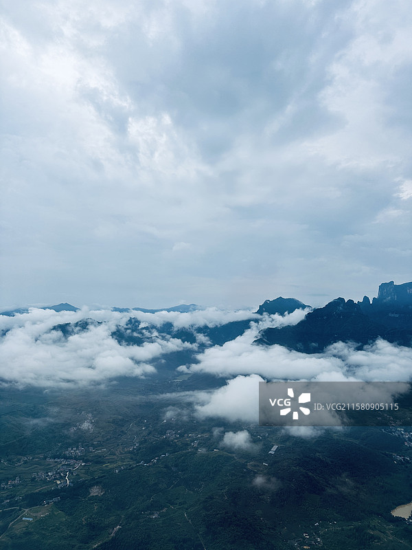 张家界云雾缭绕的群山图片素材