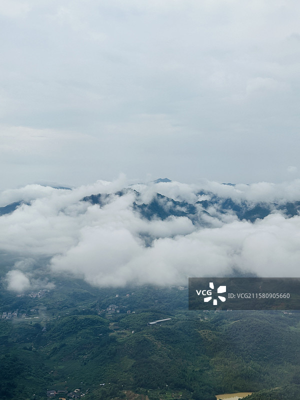 张家界云雾缭绕的群山图片素材