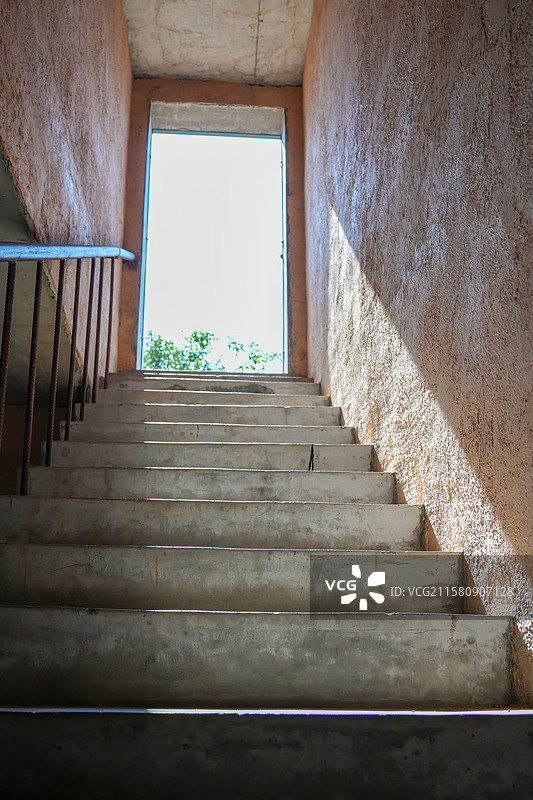 一扇通往光明的地下室的门图片素材