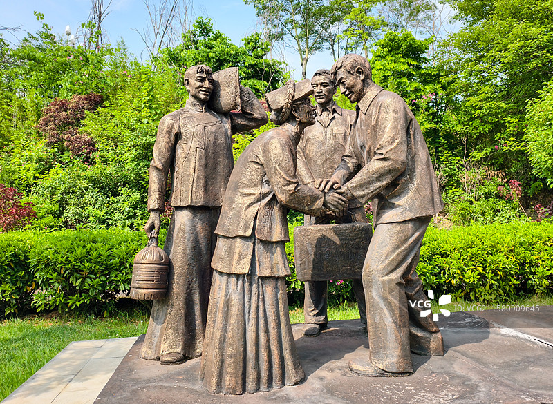 凉山州博物馆帮扶送暖雕塑图片素材