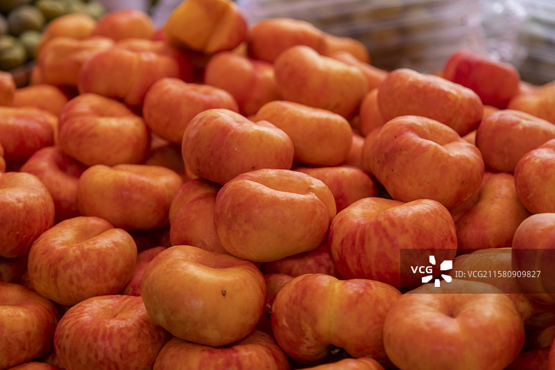 西昌成堆的蟠桃图片素材