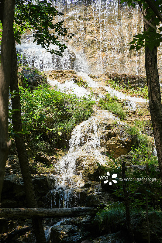 夏日山间瀑布图片素材