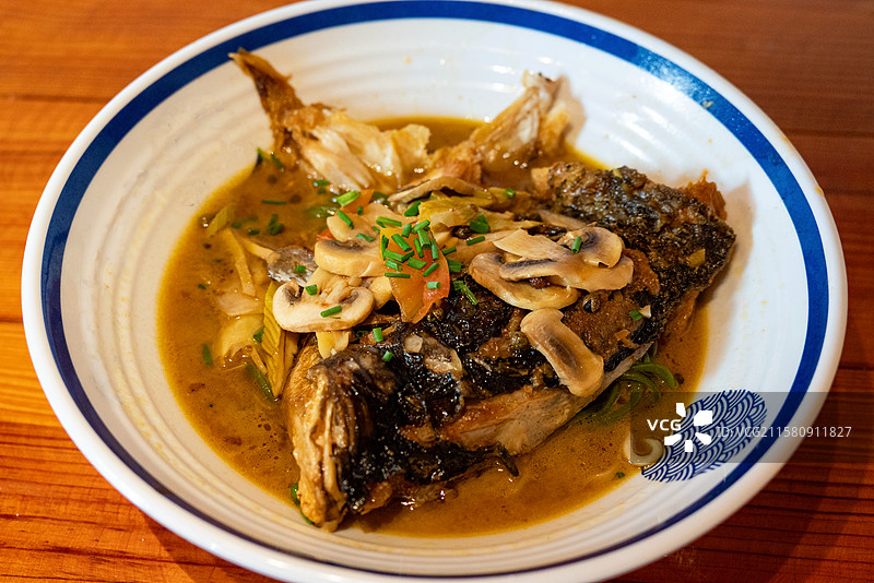 浙江湖州荻港古镇特色美食鱼桑鱼头面图片素材