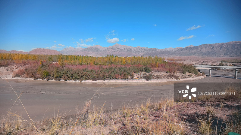 巴音河沿岸图片素材