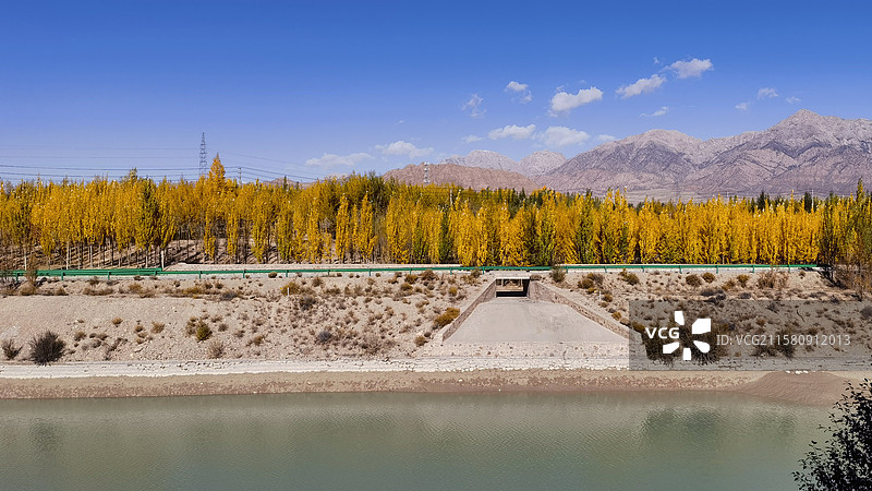 巴音河沿岸图片素材