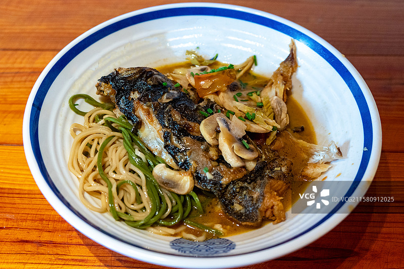 浙江湖州荻港古镇特色美食鱼桑鱼头面图片素材