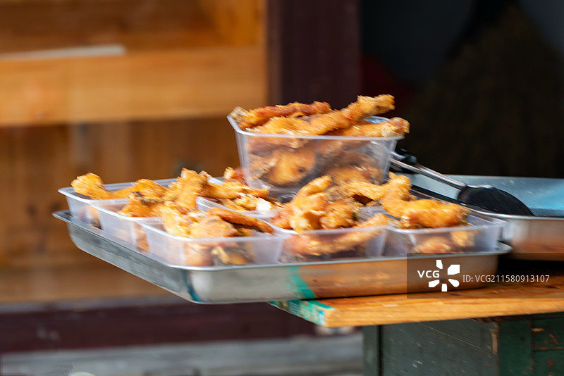 浙江湖州荻港古镇特色美食酥炸小鱼图片素材