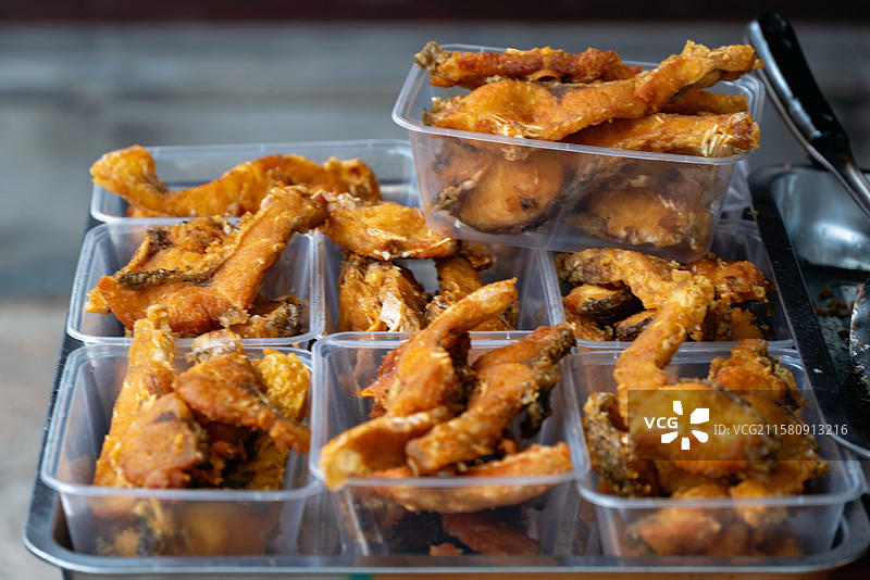 浙江湖州荻港古镇特色美食酥炸小鱼图片素材