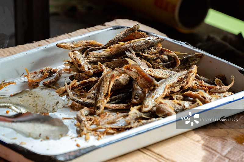 浙江湖州荻港古镇特色美食酥炸小鱼图片素材