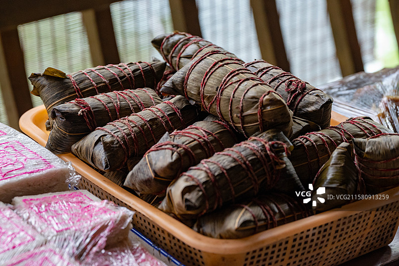 浙江湖州荻港古镇特色美食大肉粽图片素材