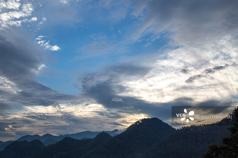 清晨安徽宁国层峦叠嶂，云雾缭绕的山景图片素材