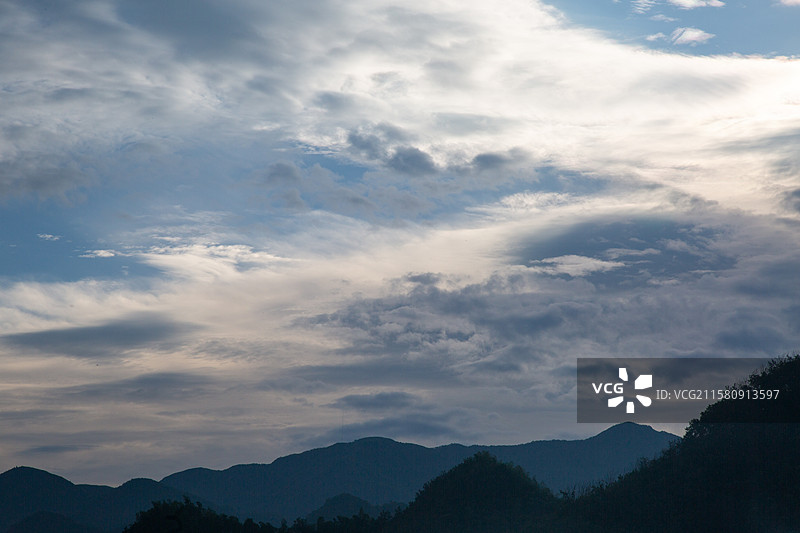 清晨安徽宁国层峦叠嶂，云雾缭绕的山景图片素材