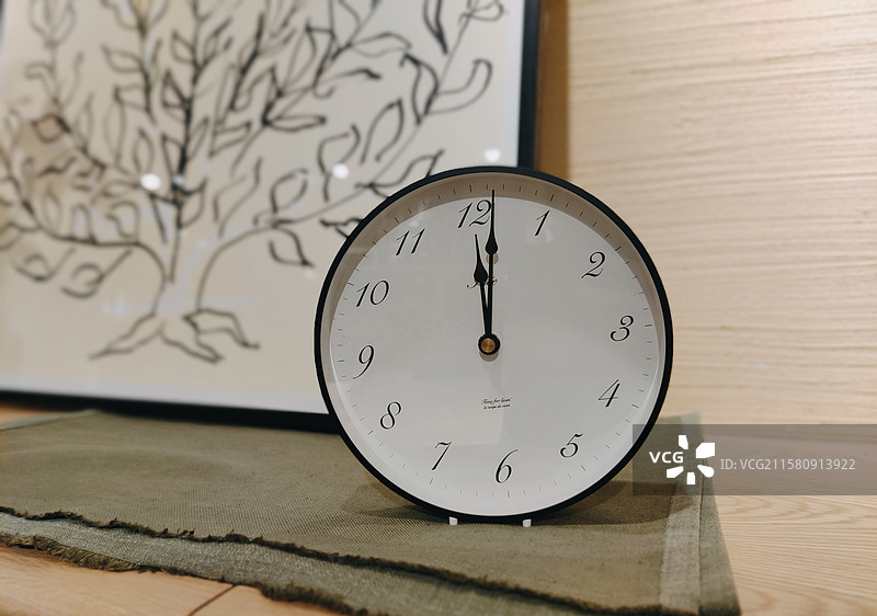 家里桌子上的时钟特写镜头，桌上立着的一个钟表图片素材