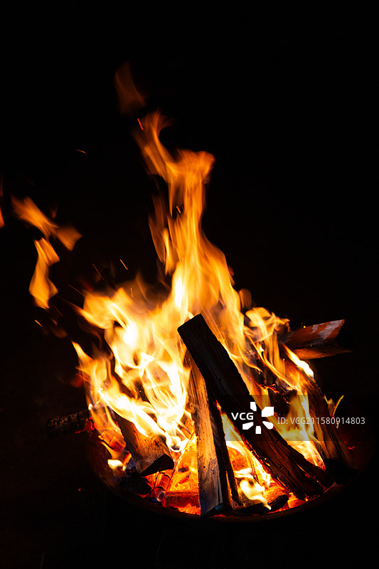 夜晚篝火燃烧，火花四溅图片素材