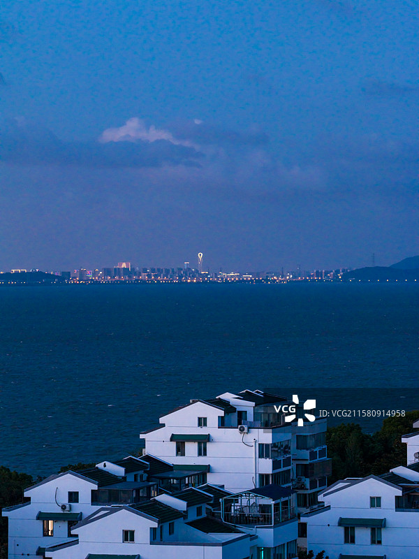 太湖叶山岛遥望苏州工业园区国金中心图片素材