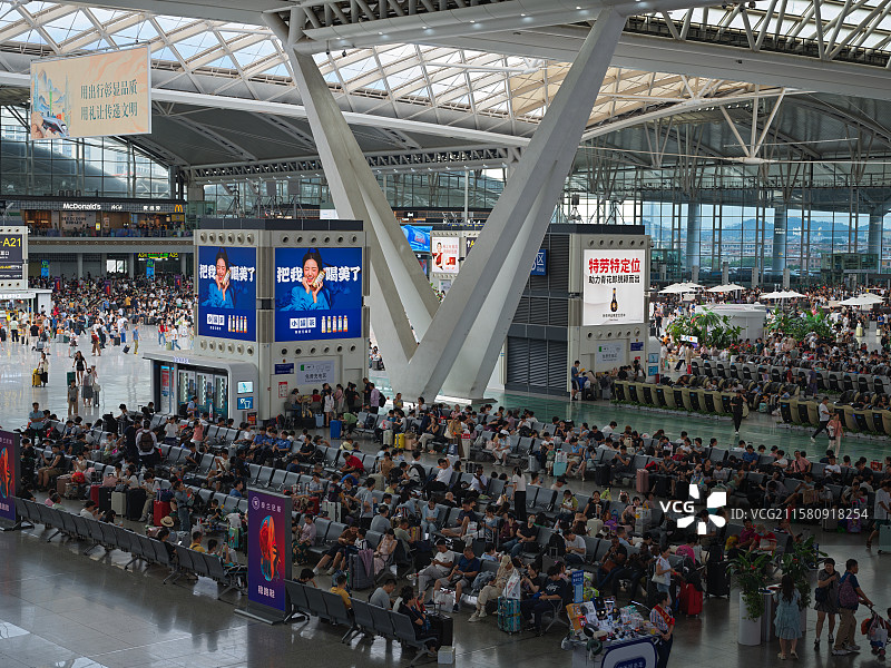 广州南站站台上等车的人们图片素材