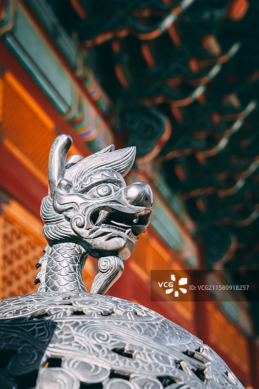 韩国首尔德寿宫龙头香炉铜器图片素材