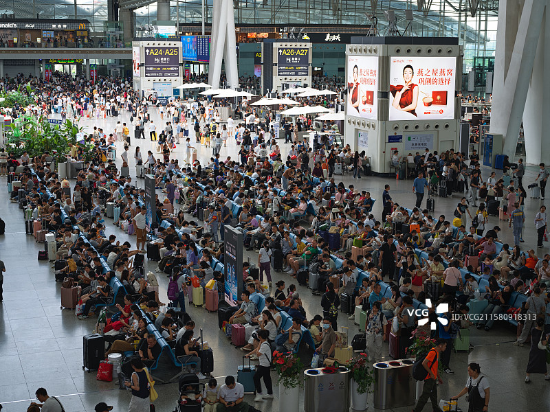 广州南站站台上等车的人们图片素材