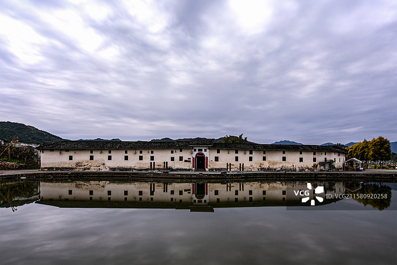 广东省韶关市翁源县湖心坝古村的客家围屋长安围建筑景观图片素材
