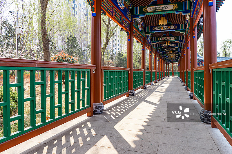 中国非都市风光拍摄主题，山东泰安市泰山天平湖公园风景区，延伸的长廊栈道步行道路，户外白昼无人图像摄影图片素材