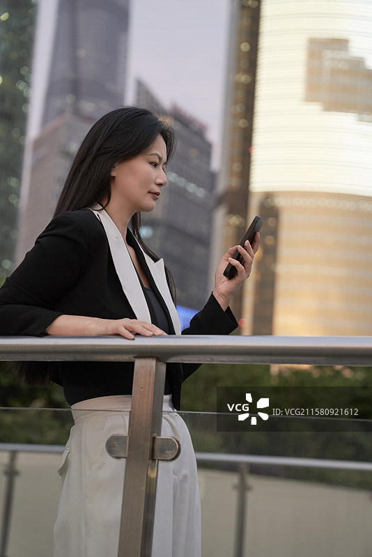 天桥上休息的商务女士图片素材