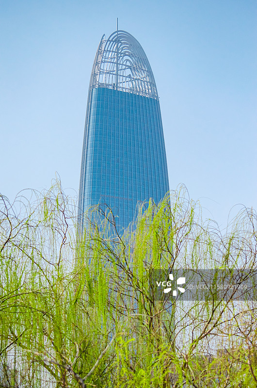 中国5A级旅游景区拍摄主题，山东省济南市标志性建筑物绿地写字楼大厦，户外白昼无人图像摄影图片素材