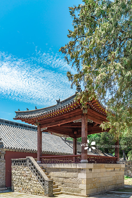 中国山东泰安市著名旅游景点泰山5A级风景区，王母池里的古代的亭子，户外白昼无人图像摄影图片素材