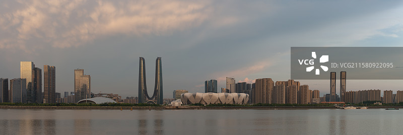 浙江杭州钱塘江畔钱江世纪城日落夜晚城市风光图片素材