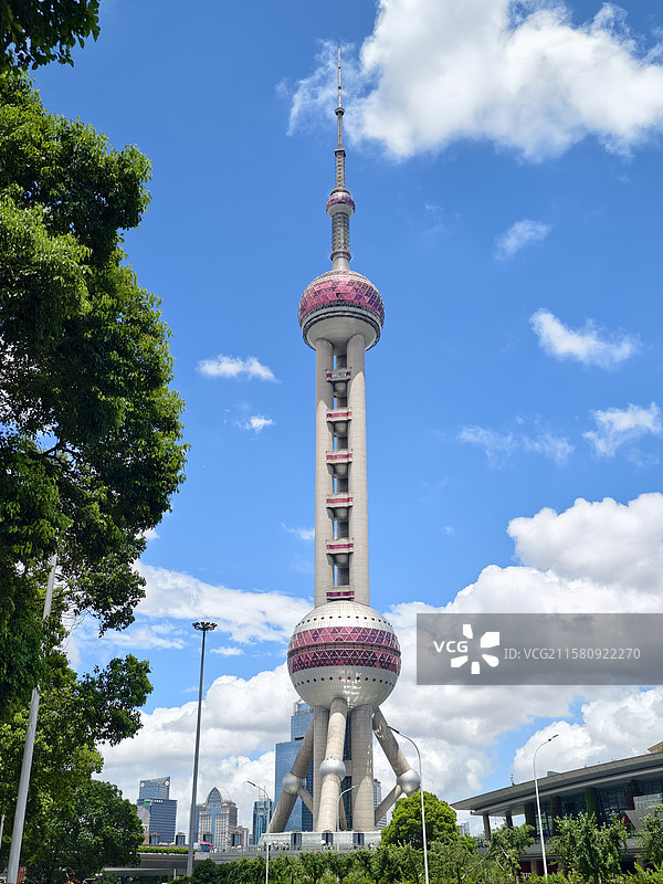 蓝天白云下的东方明珠图片素材