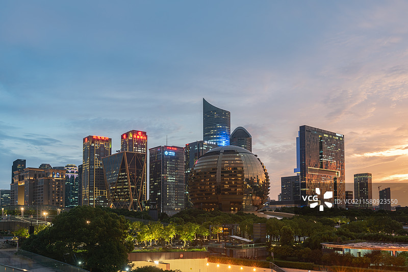 浙江省杭州钱塘江畔日落夜晚钱江新城晚霞城市风光图片素材
