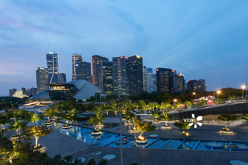浙江省杭州市钱塘江畔日落夜晚晚霞城市阳台风景图片素材