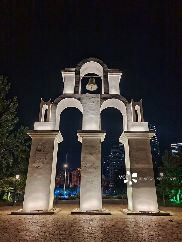 夜晚的辽宁省葫芦岛市绥中县东戴河海滨蓝月沙滩古典风格西洋牌楼西式建筑夜景图片素材