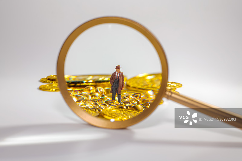 包含金色放大镜和黄金以及金融概念商务人士的配图类素材图片素材